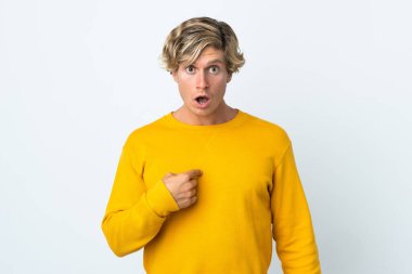 İzole edilmiş beyaz arka planı olan İngiliz bir adam kendini işaret ediyor.