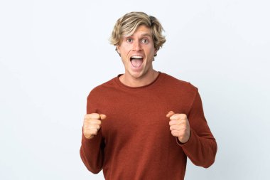 İngiliz adam izole edilmiş beyaz arka planda galibiyeti kutluyor.