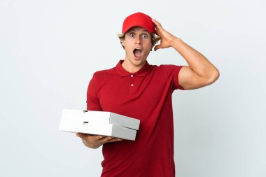 İzole edilmiş beyaz arka planda pizza dağıtan adam sürpriz bir ifadeyle