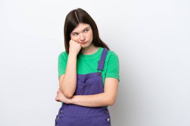 Genç Rus kadın mavi arka planda izole edilmiş, yorgun ve sıkılmış bir ifadeyle.