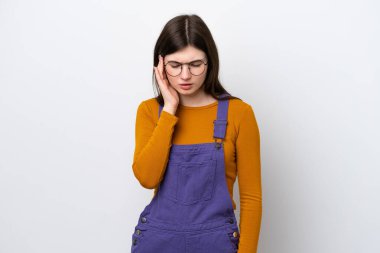 Mavi arka planda başağrısı olan genç bir Rus kadın.