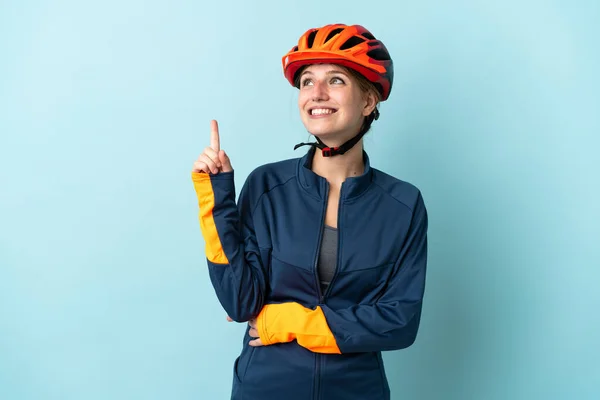 Mavi Arka Planda Izole Edilmiş Genç Bisikletçi Kadın Harika Bir — Stok fotoğraf