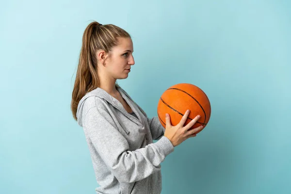 Mladá Běloška Žena Izolované Modrém Pozadí Hrát Basketbal — Stock fotografie