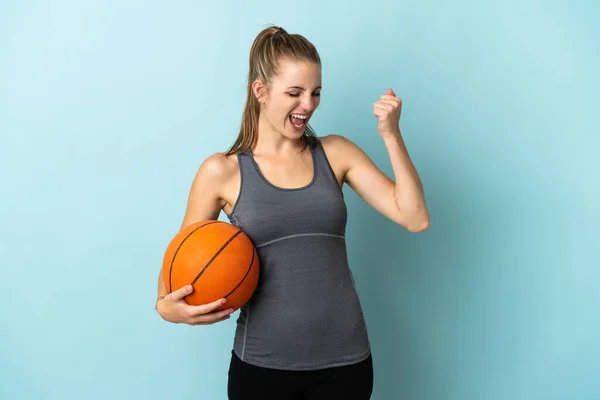 파란색 배경으로 고립된 농구를 여자가 승리를 축하하는 — 스톡 사진