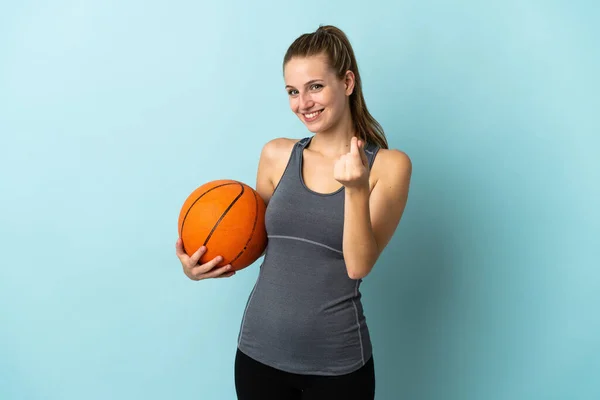 Jeune Femme Jouant Basket Isolé Sur Fond Bleu Faisant Geste — Photo