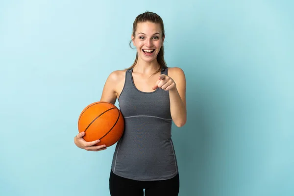 Jovem Mulher Jogando Basquete Isolado Fundo Azul Surpreso Apontando Frente — Fotografia de Stock