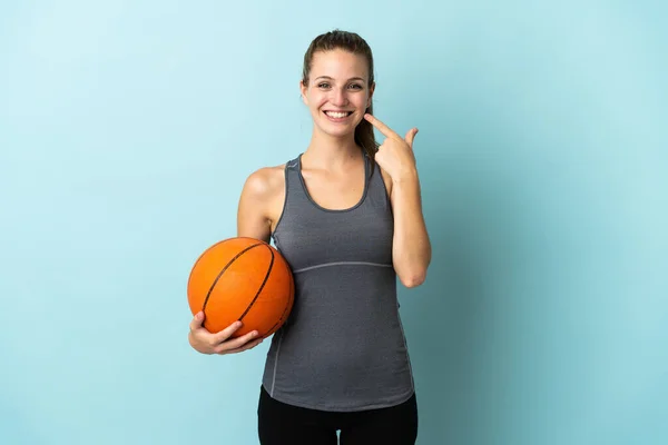 Jovem Mulher Jogando Basquete Isolado Fundo Azul Dando Gesto Polegares — Fotografia de Stock