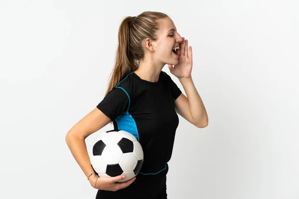 Молодая Женщина Футболист Изолированы Белом Фоне Кричать Открытым Ртом Сторону — стоковое фото