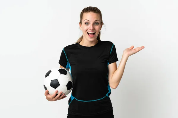 年轻的足球女运动员 背景苍白 面部表情震惊 — 图库照片