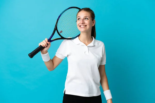 青い背景の上に隔離された若い女性テニス選手考えながら検索 — ストック写真