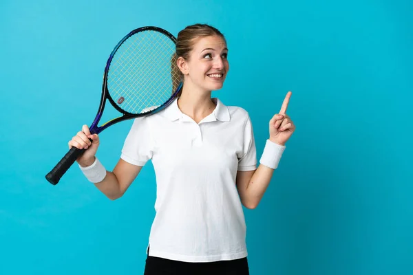 若いです女性テニス選手隔離上の青の背景指摘素晴らしいアイデア — ストック写真