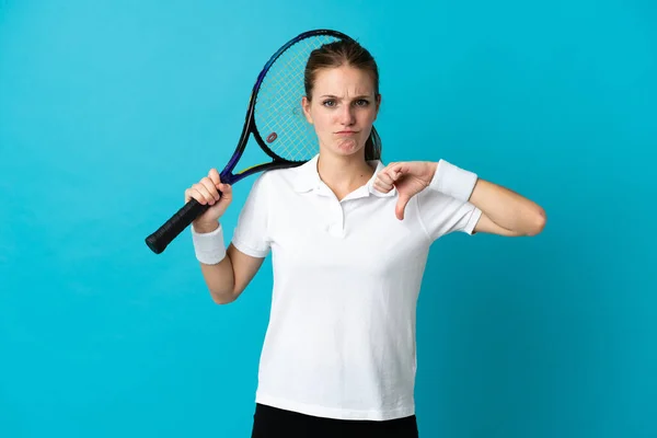 Young Woman Tennis Player Isolated Blue Background Showing Thumb Negative — Stock Photo, Image