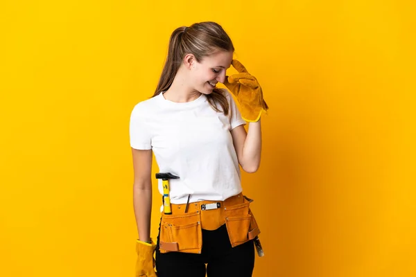 Junge Elektrikerin Auf Gelbem Hintergrund Lacht — Stockfoto