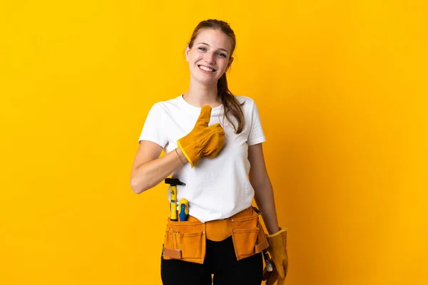 Ung Elektriker Kvinna Isolerad Gul Bakgrund Ger Tummen Upp Gest — Stockfoto