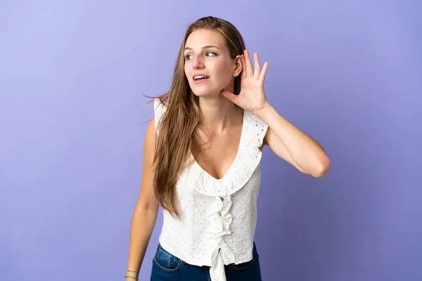 Молодая Белая Женщина Изолированном Фоне Слушая Прикладывая Руку Уху — стоковое фото