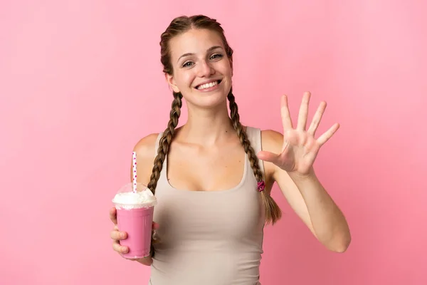 Jeune Femme Avec Milkshake Fraise Isolé Sur Fond Rose Comptant — Photo
