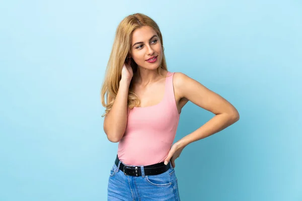 Junge Uruguayische Blonde Frau Vor Isoliertem Blauen Hintergrund Denkt Eine — Stockfoto