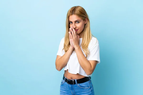 Jovem Mulher Loira Uruguaia Sobre Fundo Azul Isolado Mantém Palma — Fotografia de Stock