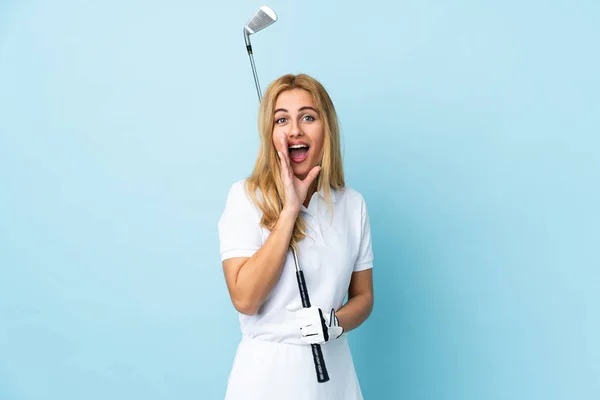Giovane Donna Bionda Uruguaiana Sfondo Blu Isolato Giocare Golf Gridando — Foto Stock