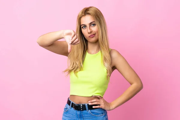 Jonge Uruguayaanse Blonde Vrouw Geïsoleerde Roze Achtergrond Tonen Duim Naar — Stockfoto