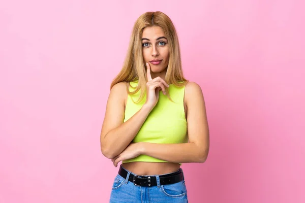 Junge Uruguayische Blonde Frau Über Isolierten Rosa Hintergrund Und Denken — Stockfoto
