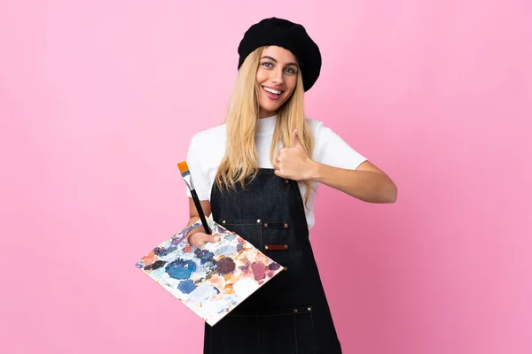 Ung Konstnär Kvinna Håller Palett Över Isolerad Rosa Bakgrund Ger — Stockfoto