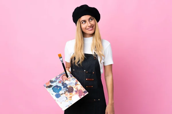 Joven Artista Mujer Sosteniendo Una Paleta Sobre Aislado Rosa Fondo — Foto de Stock