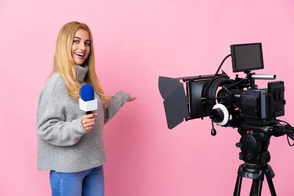 Mulher Repórter Segurando Microfone Relatando Notícias Sobre Fundo Rosa Isolado — Fotografia de Stock