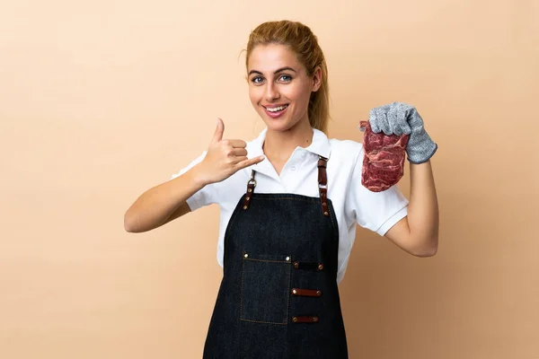 Carnicera Vistiendo Delantal Sirviendo Carne Fresca Cortada Sobre Fondo Aislado — Foto de Stock