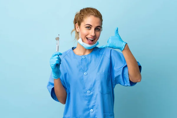 Mladá Žena Zubař Drží Nástroje Přes Izolované Modré Pozadí Takže — Stock fotografie