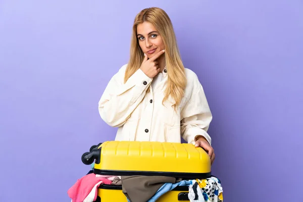 Молода Уругвайська Блондинка Валізою Одягом Над Ізольованою Пурпуровою Стіною Мислення — стокове фото