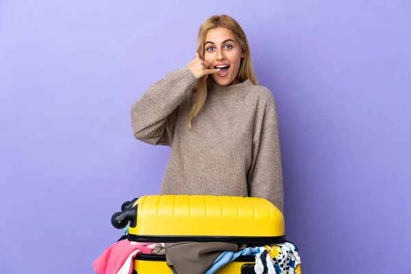 Молода Уругвайська Блондинка Валізою Наповненою Одягом Над Ізольованою Фіолетовою Стіною — стокове фото