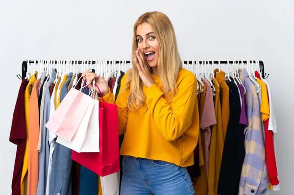 Joven Mujer Rubia Uruguaya Una Tienda Ropa Sosteniendo Bolsas Susurrando — Foto de Stock