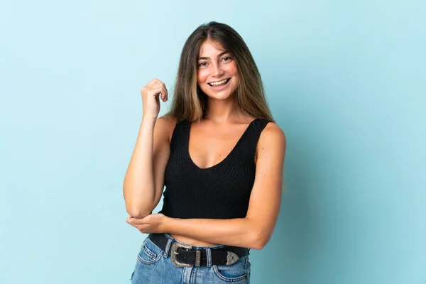 Jeune Femme Caucasienne Isolée Sur Fond Bleu Riant — Photo