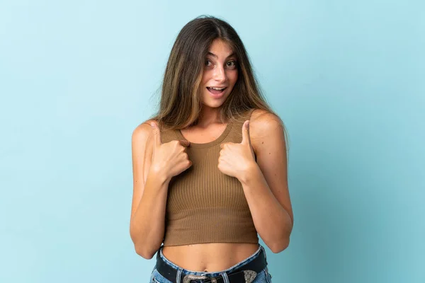 Jeune Femme Caucasienne Isolée Sur Fond Bleu Avec Expression Faciale — Photo