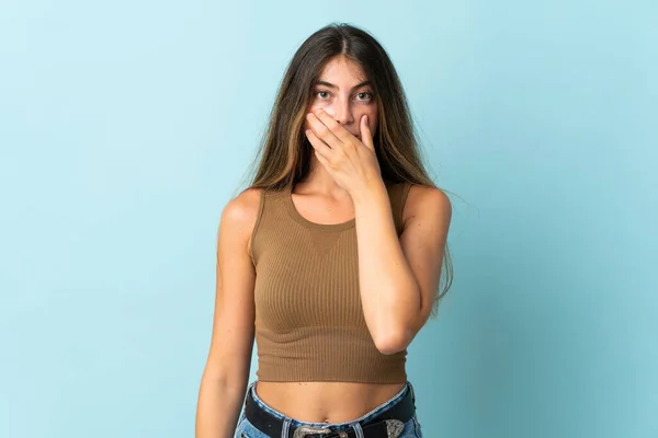 Jeune Femme Caucasienne Isolée Sur Fond Bleu Couvrant Bouche Avec — Photo