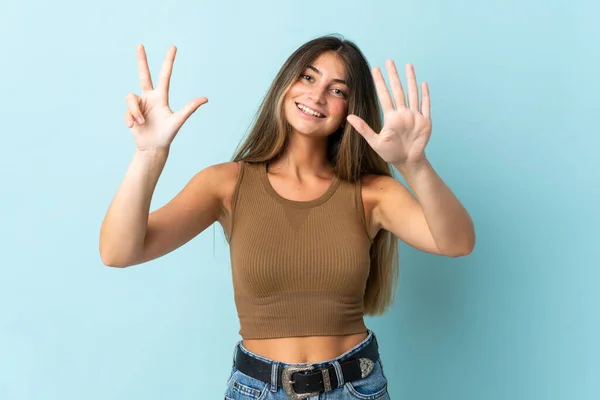 Jovem Caucasiana Isolada Fundo Azul Contando Oito Com Dedos — Fotografia de Stock