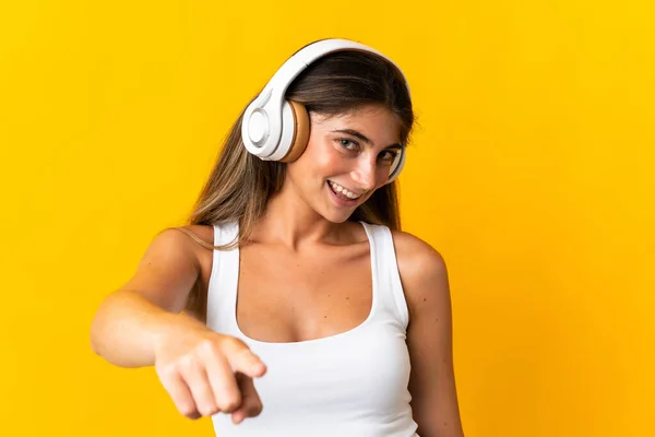 Νεαρή Καυκάσια Γυναίκα Απομονωμένη Κίτρινο Φόντο Ακούγοντας Μουσική — Φωτογραφία Αρχείου