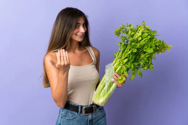 Young Woman Holding Celery Isolated Purple Background Inviting Come Hand — Stock Photo, Image