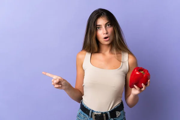 Junge Frau Mit Pfefferspray Auf Violettem Hintergrund Überrascht Und Zeigt — Stockfoto