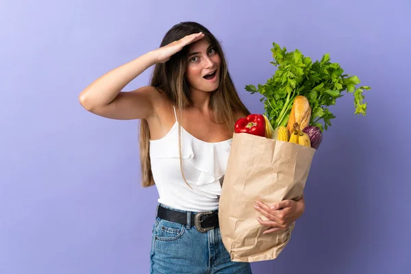 Mujer Joven Sosteniendo Una Bolsa Compras Con Expresión Sorpresa — Foto de Stock