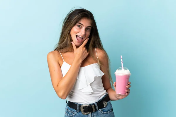 Mujer Joven Con Batido Fresa Aislado Sobre Fondo Azul Feliz —  Fotos de Stock