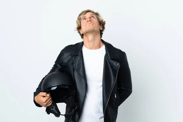 英語の男はオートバイのヘルメットを保持し 検索アップ — ストック写真