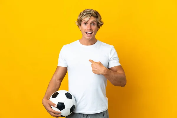 Άγγλος Ποδοσφαιριστής Πάνω Από Απομονωμένο Κίτρινο Φόντο Έκφραση Έκπληξη Προσώπου — Φωτογραφία Αρχείου