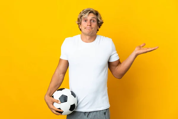 English Football Player Isolated Yellow Background Having Doubts While Raising — Φωτογραφία Αρχείου