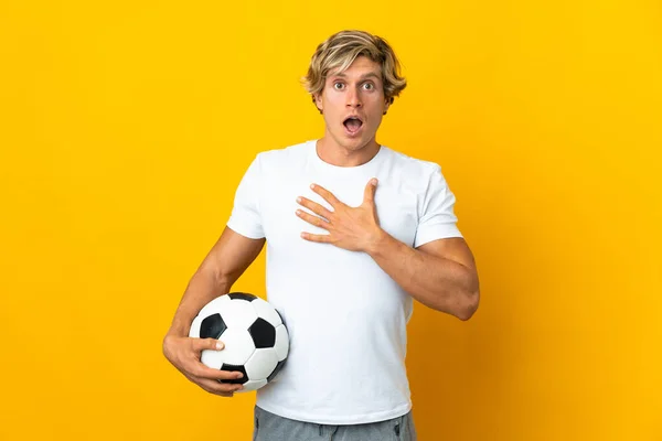 English Football Player Isolated Yellow Background Surprised Shocked While Looking — Φωτογραφία Αρχείου