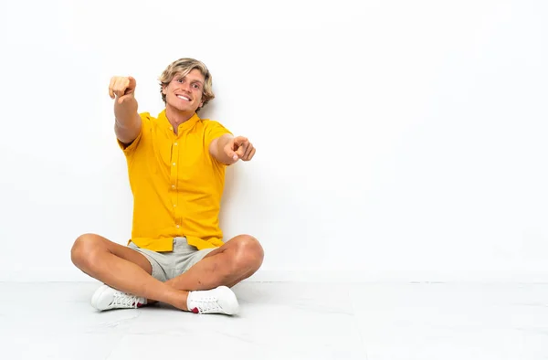 Genç Ngiliz Adam Yerde Oturuyor Mutlu Bir Ifadeyle Işaret Ediyor — Stok fotoğraf