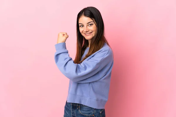 Jovem Caucasiana Isolada Fundo Rosa Comemorando Uma Vitória — Fotografia de Stock