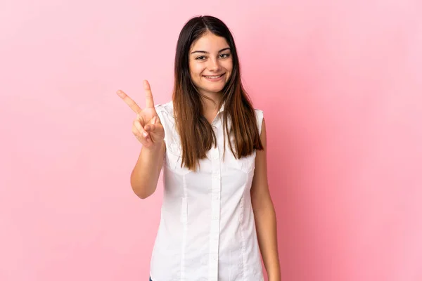 Joven Mujer Caucásica Aislada Sobre Fondo Rosa Sonriendo Mostrando Signo —  Fotos de Stock