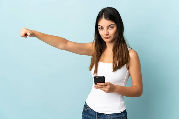 Giovane Donna Caucasica Utilizzando Telefono Cellulare Isolato Sfondo Blu Dando — Foto Stock